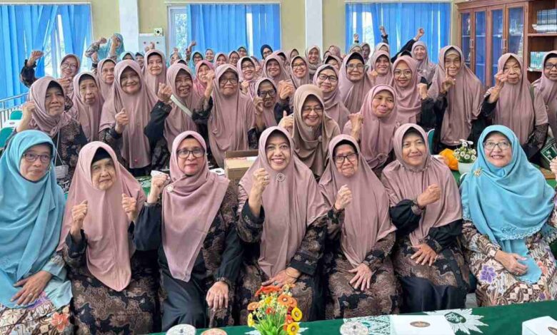 Rombongan pengurus dan anggota Griya Lansia Baiturrahmah Yogyakarta berfoto bersama pengelola Pesantren Senior Aisyiyah Temanggung sambil mengepalkan tangan.