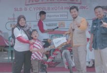 Siswa difabel SLB YPPLB Magelang didampingi orang tua menerima hadiah sepeda dari perwakilan Lazismu Kota Magelang pada perayaan HUT RI.