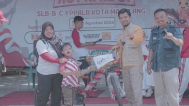 Siswa difabel SLB YPPLB Magelang didampingi orang tua menerima hadiah sepeda dari perwakilan Lazismu Kota Magelang pada perayaan HUT RI.