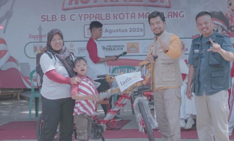 Siswa difabel SLB YPPLB Magelang didampingi orang tua menerima hadiah sepeda dari perwakilan Lazismu Kota Magelang pada perayaan HUT RI.