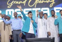 Mahasiswa internasional UMS 2026 dan pimpinan kampus melambaikan tangan saat Grand Opening Masta PMB UMS Surakarta