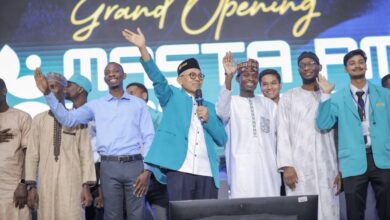 Mahasiswa internasional UMS 2026 dan pimpinan kampus melambaikan tangan saat Grand Opening Masta PMB UMS Surakarta