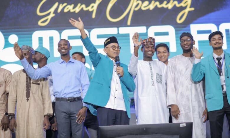 Mahasiswa internasional UMS 2026 dan pimpinan kampus melambaikan tangan saat Grand Opening Masta PMB UMS Surakarta