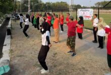 Warga lansia Desa Pabelan ikuti gerakan Senam Selaras bersama mahasiswa PPG UMS di lapangan terbuka