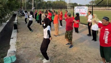 Warga lansia Desa Pabelan ikuti gerakan Senam Selaras bersama mahasiswa PPG UMS di lapangan terbuka