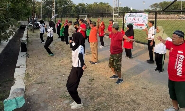 Warga lansia Desa Pabelan ikuti gerakan Senam Selaras bersama mahasiswa PPG UMS di lapangan terbuka