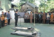 Tim PPK Ormawa UMS dan warga mengikuti upacara di makam Prof. Dr. R. Soeharso Boyolali.