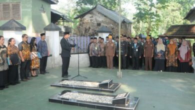 Tim PPK Ormawa UMS dan warga mengikuti upacara di makam Prof. Dr. R. Soeharso Boyolali.