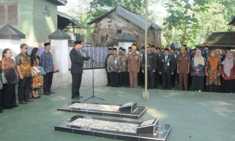 Tim PPK Ormawa UMS dan warga mengikuti upacara di makam Prof. Dr. R. Soeharso Boyolali.