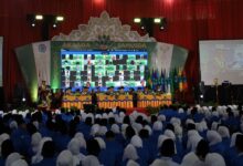 Pemandangan ribuan mahasiswa baru UNIMUS berbaju biru dan jilbab putih memadati gedung serbaguna saat acara Masa Ta'aruf (Masta) PMB UNIMUS 2026.