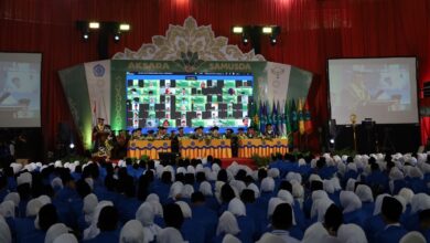 Pemandangan ribuan mahasiswa baru UNIMUS berbaju biru dan jilbab putih memadati gedung serbaguna saat acara Masa Ta'aruf (Masta) PMB UNIMUS 2026.