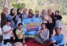 Foto bersama guru dan staf SMP Muhammadiyah 1 Dayeuhluhur saat kegiatan outbound di Gazebo Jembatan Cibeet Cilacap