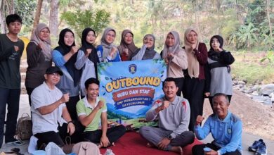 Foto bersama guru dan staf SMP Muhammadiyah 1 Dayeuhluhur saat kegiatan outbound di Gazebo Jembatan Cibeet Cilacap