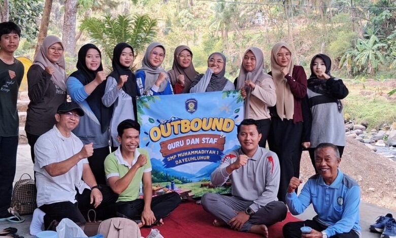 Foto bersama guru dan staf SMP Muhammadiyah 1 Dayeuhluhur saat kegiatan outbound di Gazebo Jembatan Cibeet Cilacap