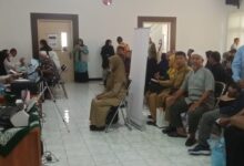 Petugas Kantor Imigrasi Cilacap melayani pembuatan paspor haji Cilacap secara kolektif untuk calon jamaah KBIHU Al Mabrur di Gedung Dakwah Muhammadiyah.