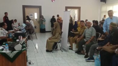 Petugas Kantor Imigrasi Cilacap melayani pembuatan paspor haji Cilacap secara kolektif untuk calon jamaah KBIHU Al Mabrur di Gedung Dakwah Muhammadiyah.