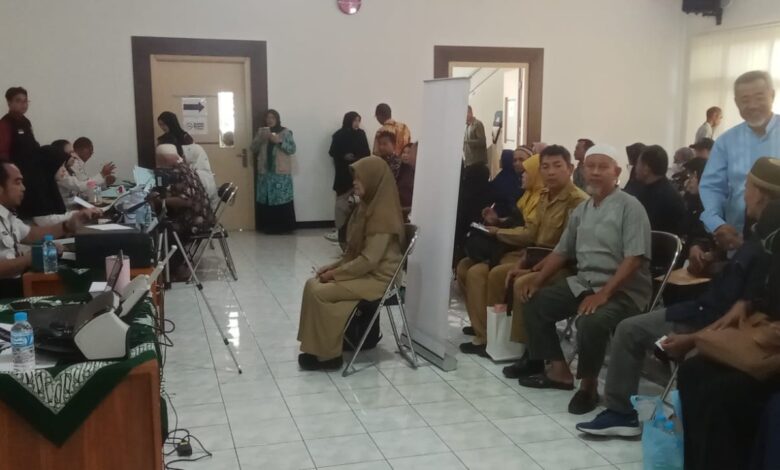 Petugas Kantor Imigrasi Cilacap melayani pembuatan paspor haji Cilacap secara kolektif untuk calon jamaah KBIHU Al Mabrur di Gedung Dakwah Muhammadiyah.