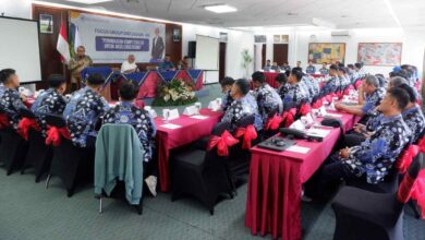 Peserta pelatihan Account Officer BTM Pekalongan mengenakan seragam batik mengikuti acara di Hotel Amanda Hills Bandungan Semarang.