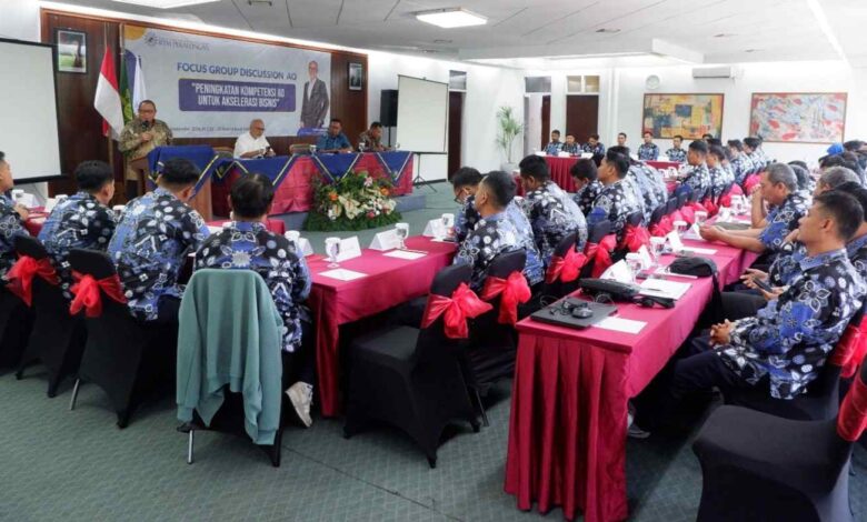 Peserta pelatihan Account Officer BTM Pekalongan mengenakan seragam batik mengikuti acara di Hotel Amanda Hills Bandungan Semarang.