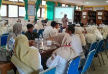 Prof Siska Desy Fatmaryanti menyampaikan materi Pelatihan KIR UMPWR di hadapan siswa SMP Negeri 2 Purworejo