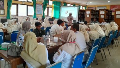 Prof Siska Desy Fatmaryanti menyampaikan materi Pelatihan KIR UMPWR di hadapan siswa SMP Negeri 2 Purworejo