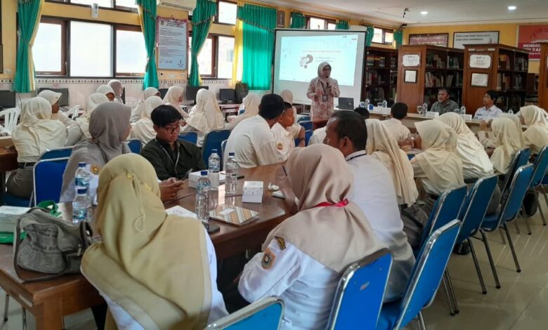 Prof Siska Desy Fatmaryanti menyampaikan materi Pelatihan KIR UMPWR di hadapan siswa SMP Negeri 2 Purworejo