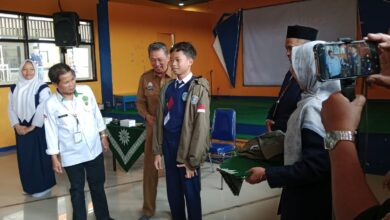 Pemasangan jaket kontingen kepada siswa SMP Mutual Kota Magelang saat pelepasan International Student Festival oleh jajaran pejabat.