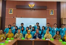 Siswa dan mahasiswa PLP 2 UMS foto bersama guru dalam pembentukan karakter siswa SMPN 1 Surakarta