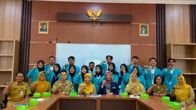 Siswa dan mahasiswa PLP 2 UMS foto bersama guru dalam pembentukan karakter siswa SMPN 1 Surakarta