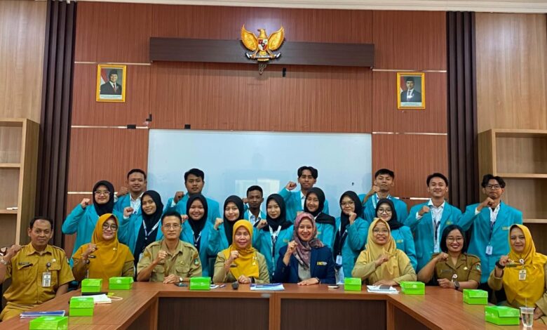 Siswa dan mahasiswa PLP 2 UMS foto bersama guru dalam pembentukan karakter siswa SMPN 1 Surakarta