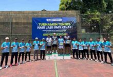 Para pemenang Turnamen Tenis HUT ke-68 UMS foto bersama panitia di podium juara SMA ABBS Surakarta raih gelar juara