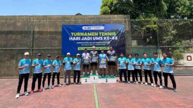 Para pemenang Turnamen Tenis HUT ke-68 UMS foto bersama panitia di podium juara SMA ABBS Surakarta raih gelar juara