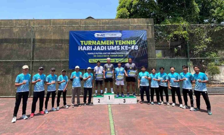 Para pemenang Turnamen Tenis HUT ke-68 UMS foto bersama panitia di podium juara SMA ABBS Surakarta raih gelar juara