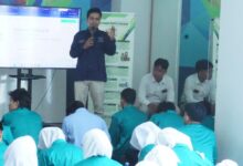 Pustakawan memberikan pemaparan materi Pendidikan Pemakai Perpustakaan UMPP di hadapan puluhan mahasiswa baru UMPP