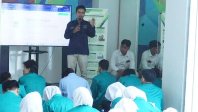 Pustakawan memberikan pemaparan materi Pendidikan Pemakai Perpustakaan UMPP di hadapan puluhan mahasiswa baru UMPP