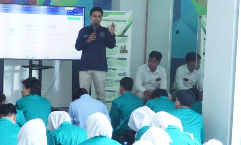 Pustakawan memberikan pemaparan materi Pendidikan Pemakai Perpustakaan UMPP di hadapan puluhan mahasiswa baru UMPP
