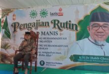 Ketua PDM Cilacap Ustadz Habib Ghozali menyampaikan tausiyah dalam Pengajian Muhammadiyah Cilacap di Kawunganten