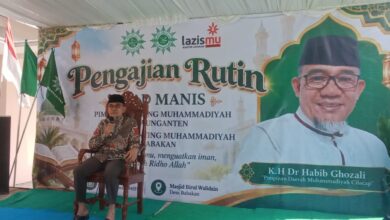 Ketua PDM Cilacap Ustadz Habib Ghozali menyampaikan tausiyah dalam Pengajian Muhammadiyah Cilacap di Kawunganten