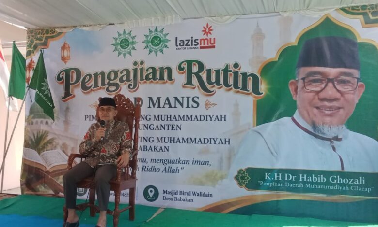 Ketua PDM Cilacap Ustadz Habib Ghozali menyampaikan tausiyah dalam Pengajian Muhammadiyah Cilacap di Kawunganten