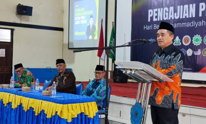 Ketua PWM Jateng Dr. KH. Tafsir, M.Ag memberikan tausiyah dalam acara Pengajian PDM Wonosobo di GOR SMA Muhammadiyah Wonosobo.