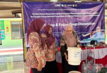 Tim PkM P2DB UMS memperagakan cara membuat komposter dan pengelolaan limbah organik di Balai Desa Pabelan.