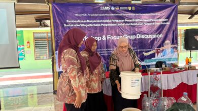 Tim PkM P2DB UMS memperagakan cara membuat komposter dan pengelolaan limbah organik di Balai Desa Pabelan.