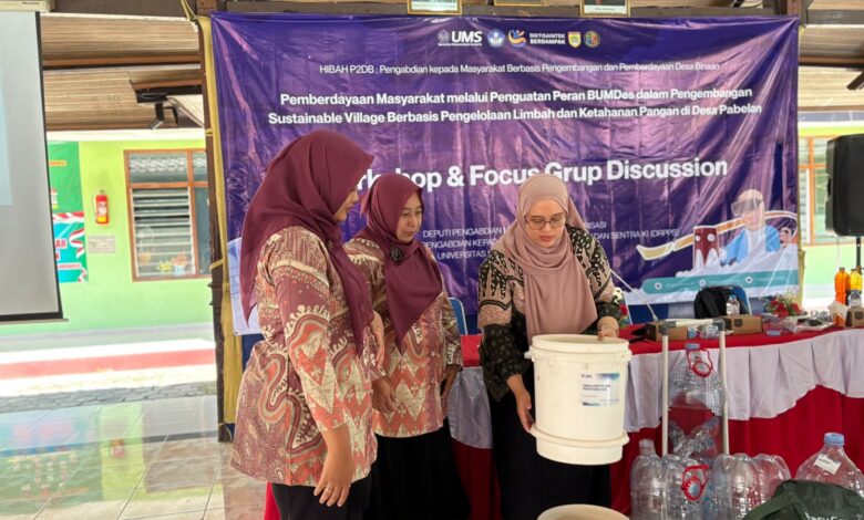 Tim PkM P2DB UMS memperagakan cara membuat komposter dan pengelolaan limbah organik di Balai Desa Pabelan.
