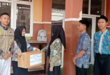 Siswa SMK Muhammadiyah Kedungwuni menyerahkan kotak donasi bencana NTT dan Kalimantan