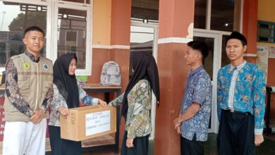 Siswa SMK Muhammadiyah Kedungwuni menyerahkan kotak donasi bencana NTT dan Kalimantan