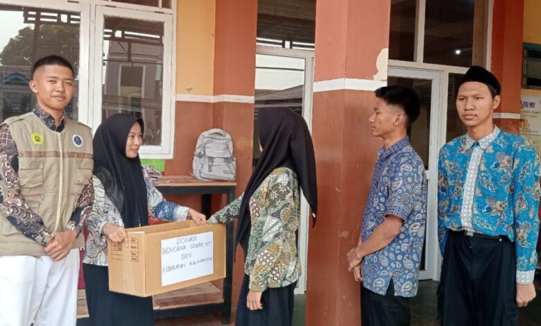 Siswa SMK Muhammadiyah Kedungwuni menyerahkan kotak donasi bencana NTT dan Kalimantan