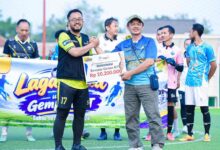Penyerahan simbolis donasi gempa NTT senilai Rp10,2 juta dari KSPPS BTM Pekalongan kepada LAZISMU di lapangan mini soccer.