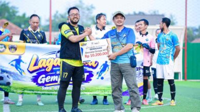 Penyerahan simbolis donasi gempa NTT senilai Rp10,2 juta dari KSPPS BTM Pekalongan kepada LAZISMU di lapangan mini soccer.