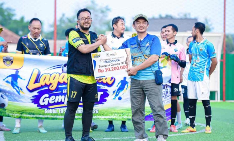 Penyerahan simbolis donasi gempa NTT senilai Rp10,2 juta dari KSPPS BTM Pekalongan kepada LAZISMU di lapangan mini soccer.