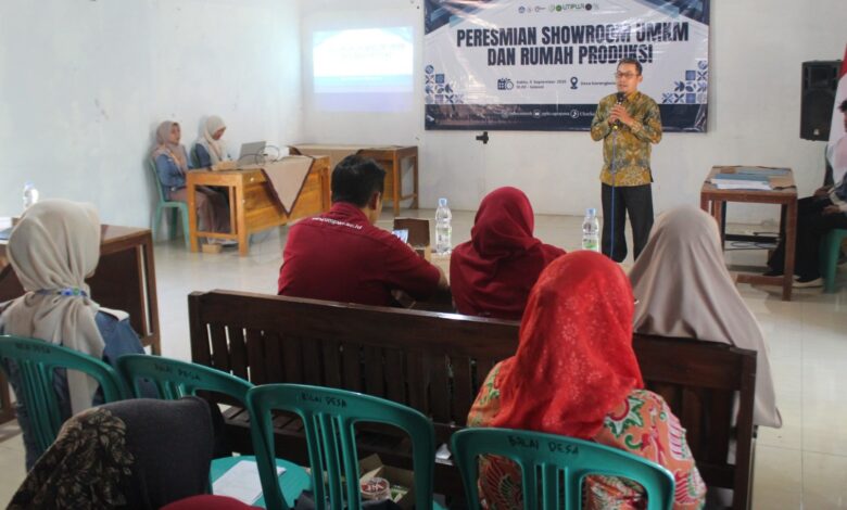 Rektor UMPWR memberikan sambutan dalam peresmian Showroom UMKM Karangbolong Kebumen